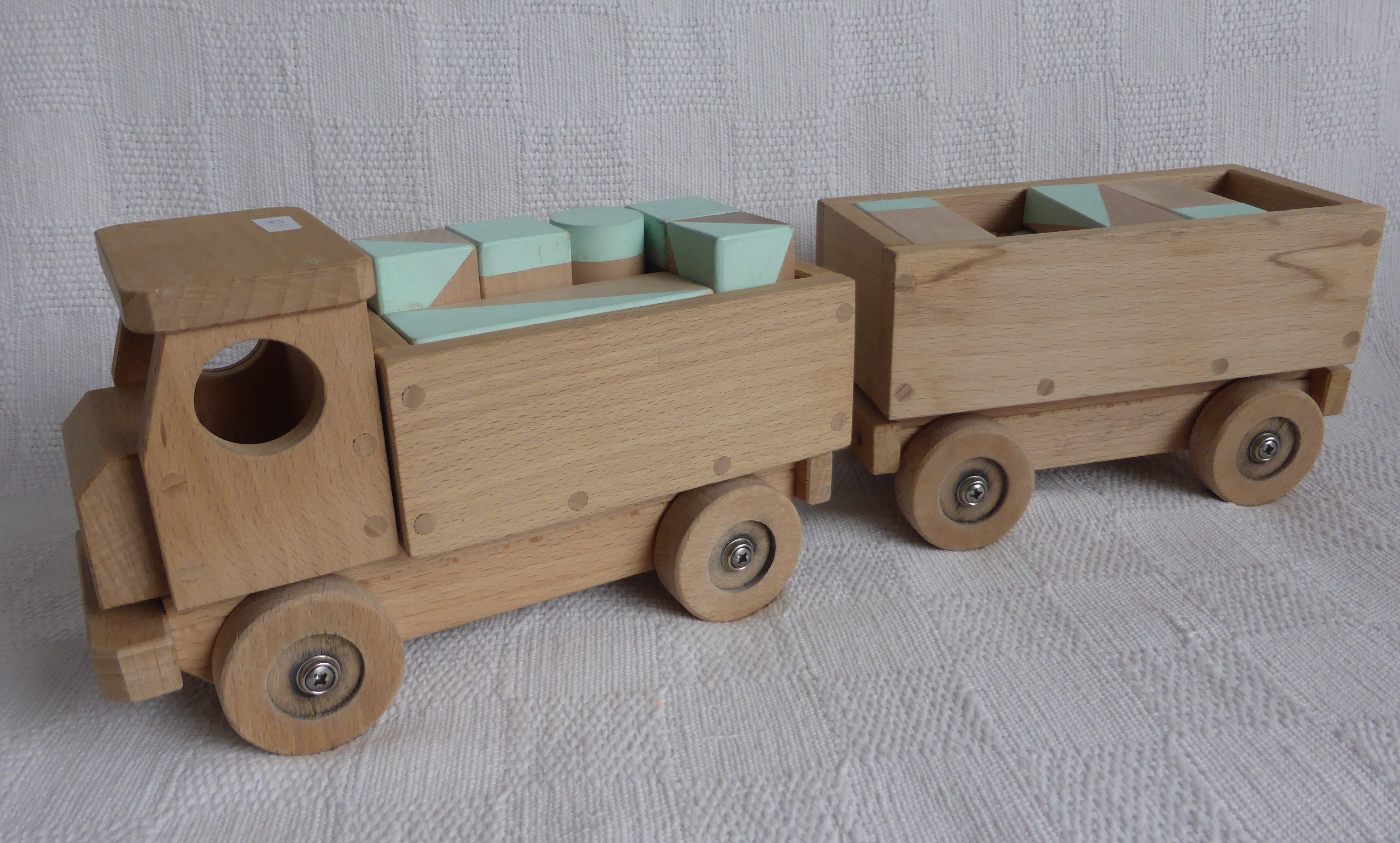 gen Stoutmoedig lid Houten vrachtwagen met oplegger en blokken - marmir-spellen-en-speelgoed
